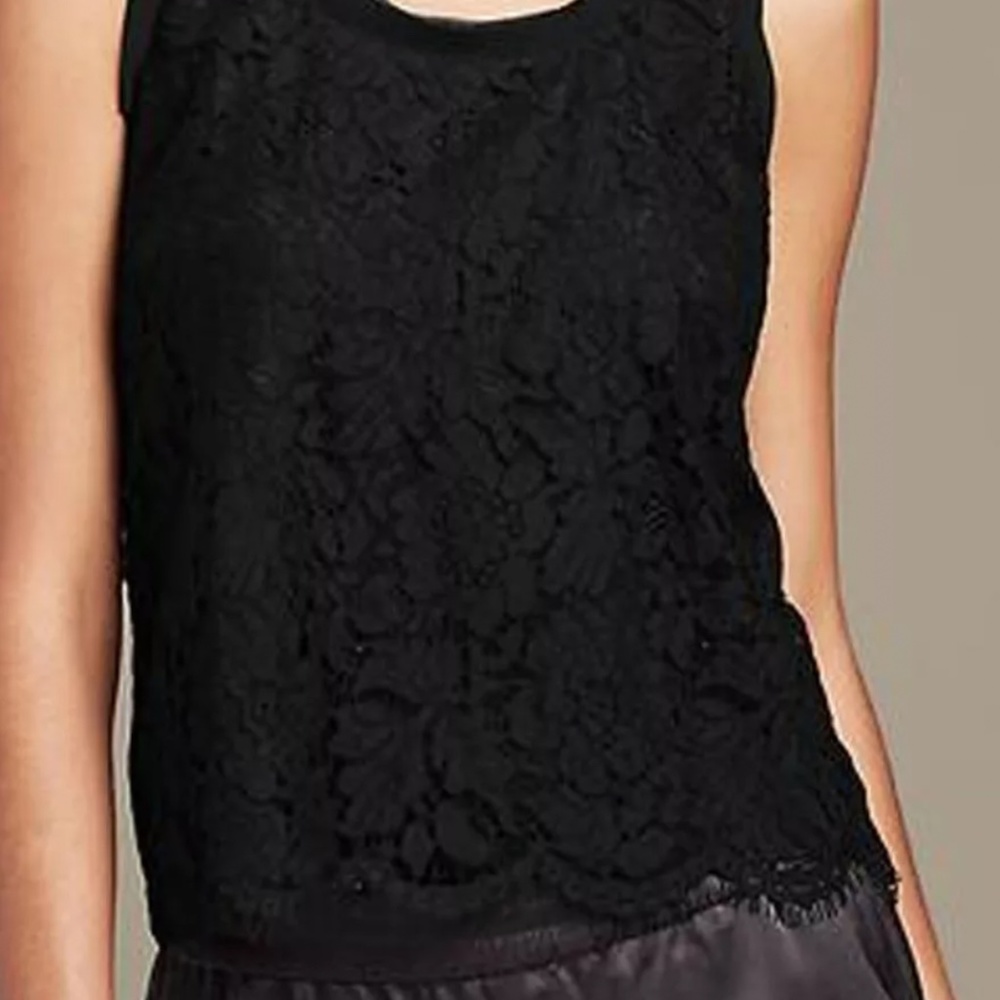 Banana republic women’s scalloped lace top. Never worn. Gorgeous‎